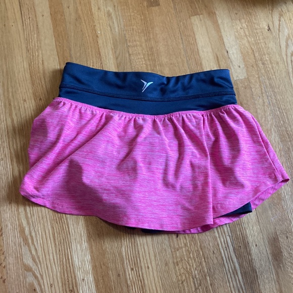Girls bright pink sport skirt with shorts. - Picture 3 of 3